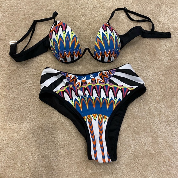 7 for 1 Victoria Secret bathing suits + 1 bodysuit + 1 beach coverup. Worn once. - Picture 8 of 11